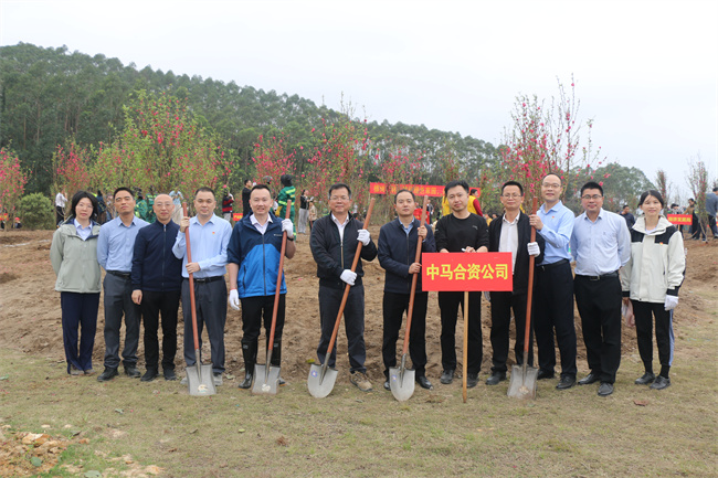 積極參與義務植樹，助力園區添綠增彩